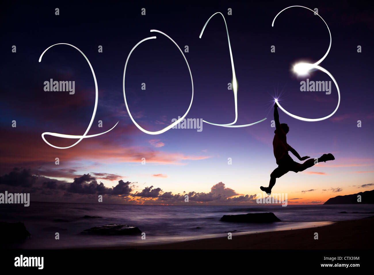 junger Mann springen und Zeichnung 2013 von Taschenlampe Stockfoto