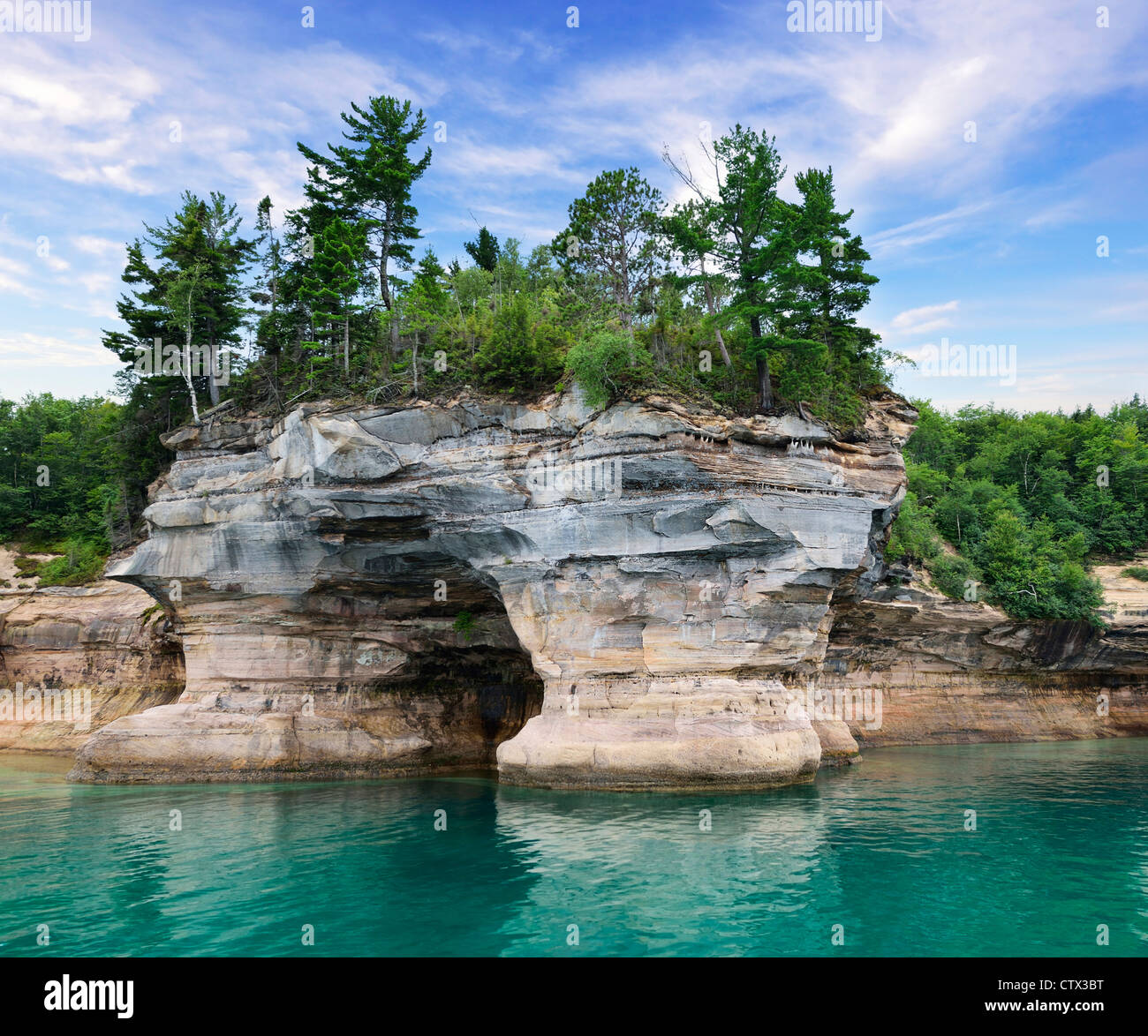 Blick auf bunte riesigen Felsen und Himmel Stockfoto