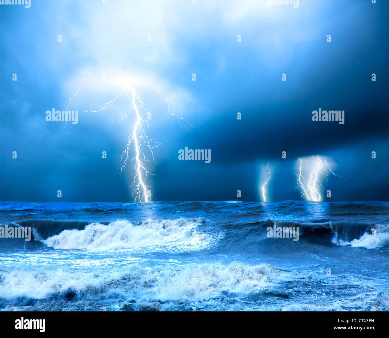 Sturm und Donner auf dem Meer Stockfoto