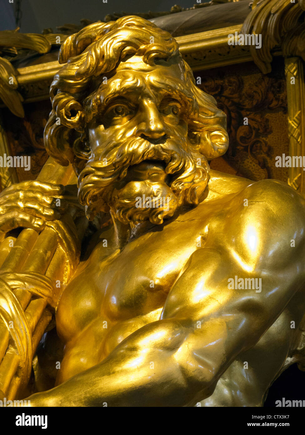 Nahaufnahme eines vergoldeten Tritonen auf Gold State Coach in die Royal Mews, London, England Stockfoto