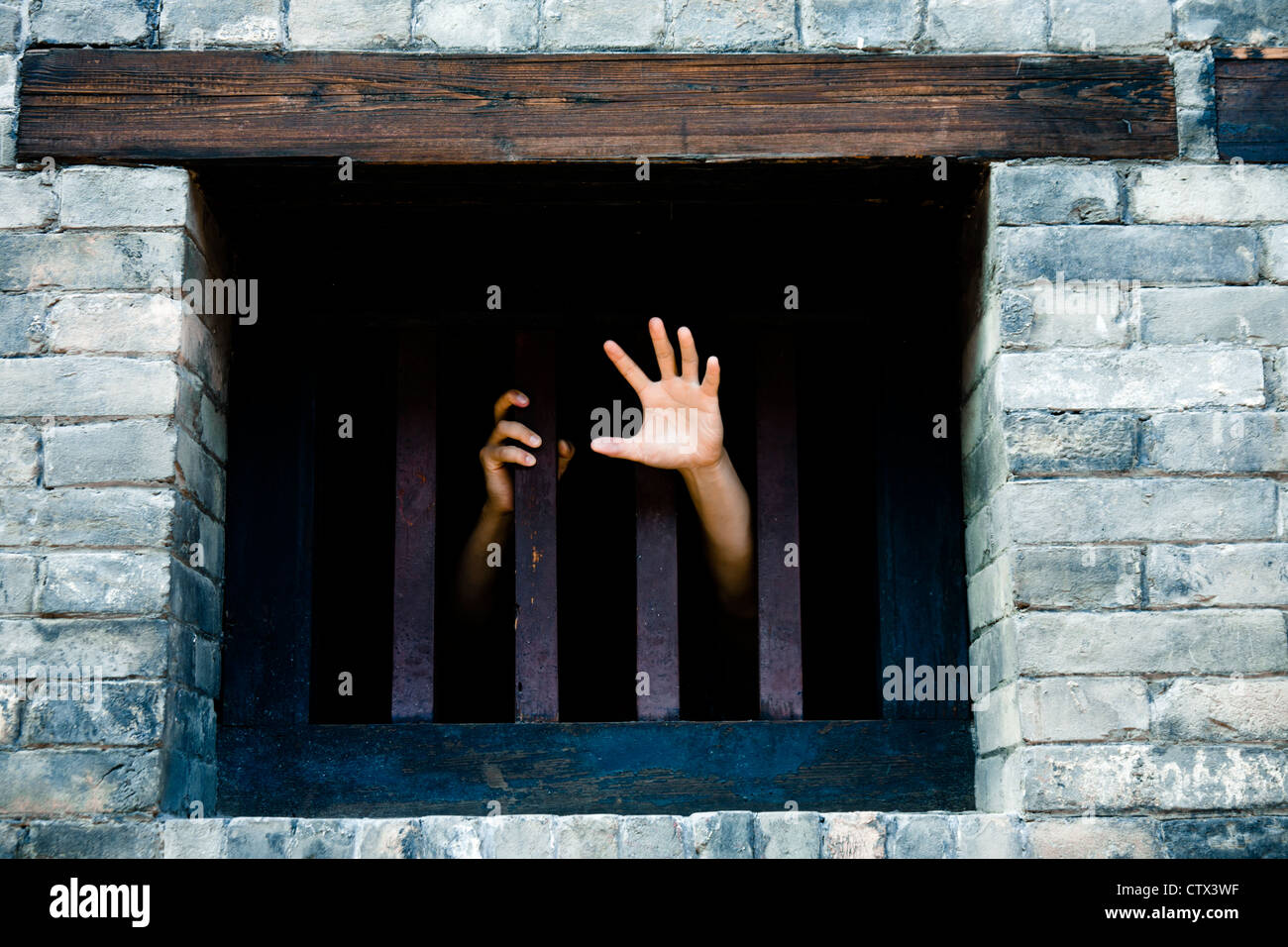 Gefangenen Hände ausstrecken von Gittern Stockfoto