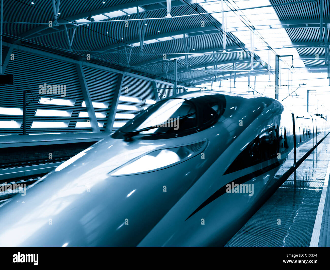 Hochgeschwindigkeitszug, Bewegungsunschärfe, Beijing South Railway Station. Stockfoto