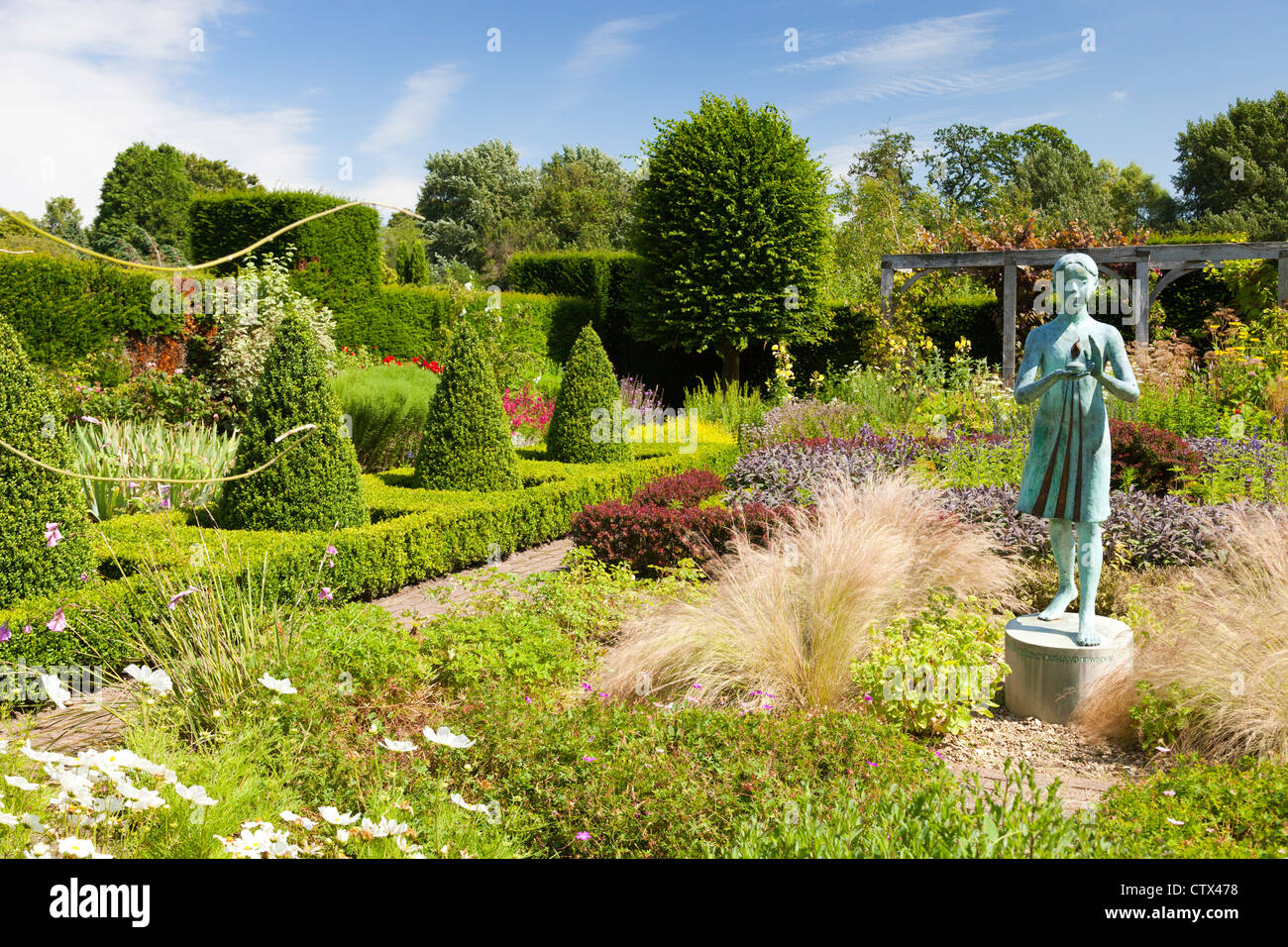 Waterperry Gärten - Skulptur des kleinen blauen Mädchens mit einer Laterne 2 Stockfoto