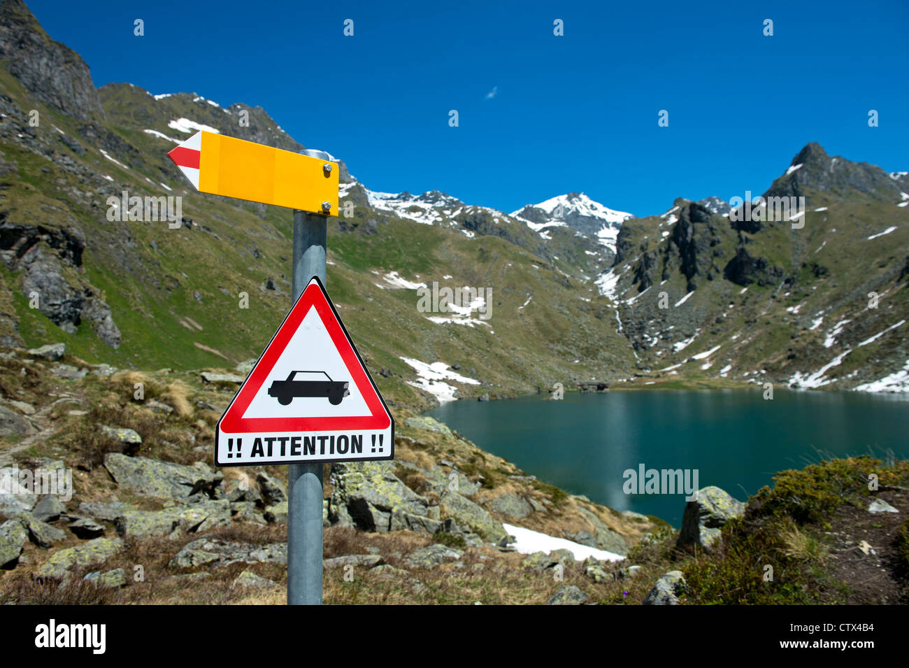 Warnzeichen für Autoverkehr inmitten der Walliser Alpen, Val de Bagnes, Schweiz Stockfoto