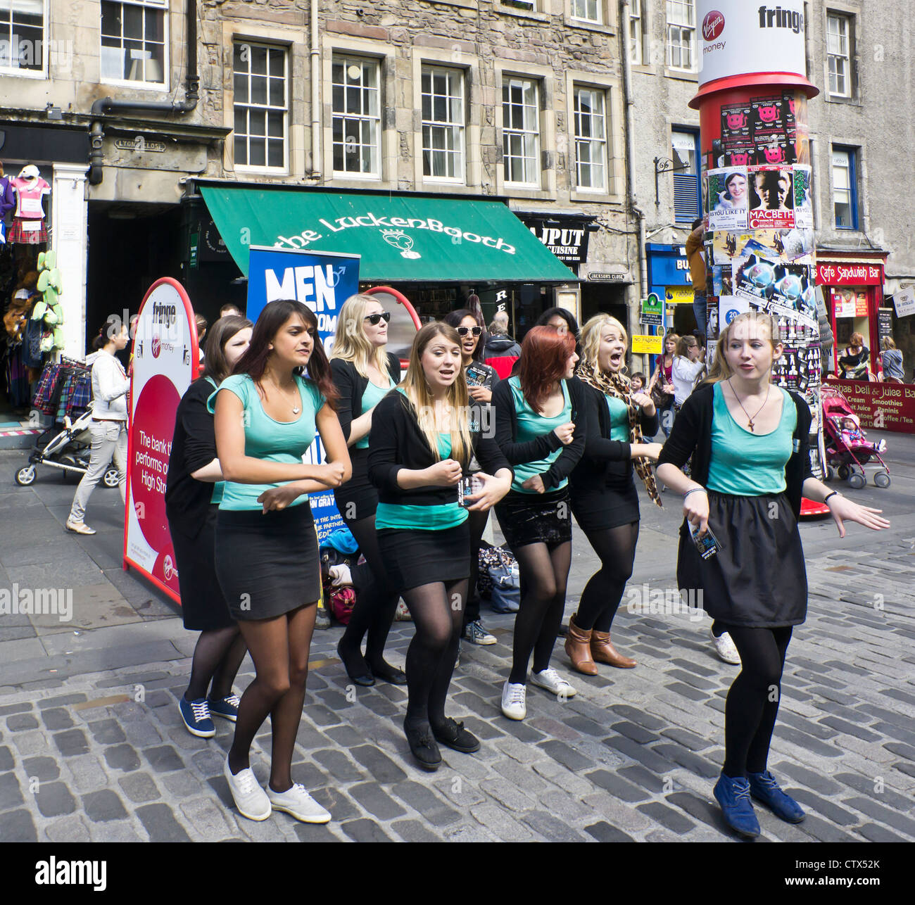 Künstler auf dem Edinburgh Festival Fringe sind ihre Leistungen in der Royal Mile in Edinburgh am ersten Tag fördern. Stockfoto