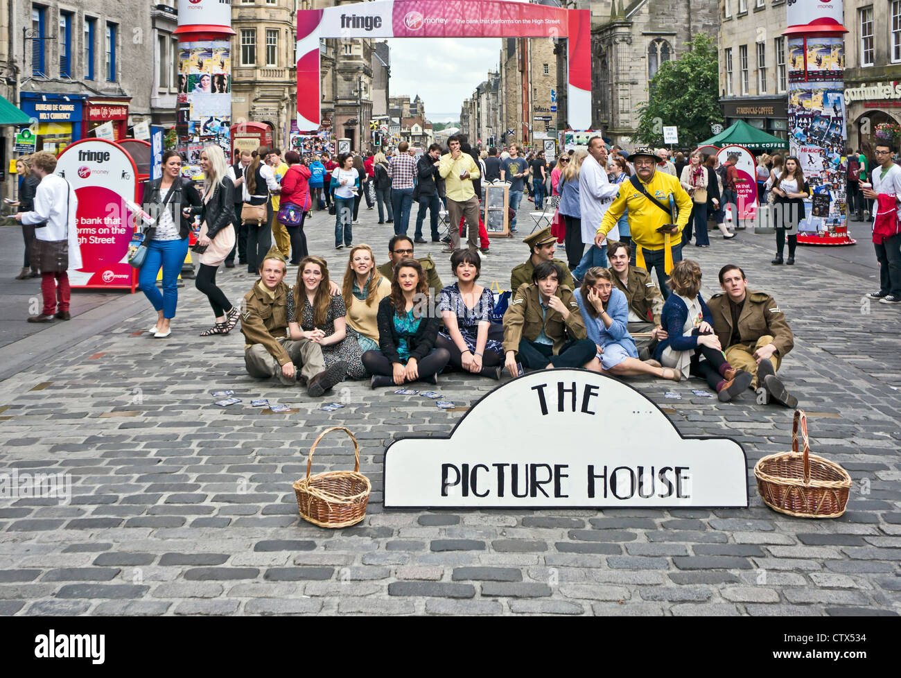 Künstler auf dem Edinburgh Festival Fringe sind ihre Leistungen in der Royal Mile in Edinburgh am ersten Tag fördern. Stockfoto