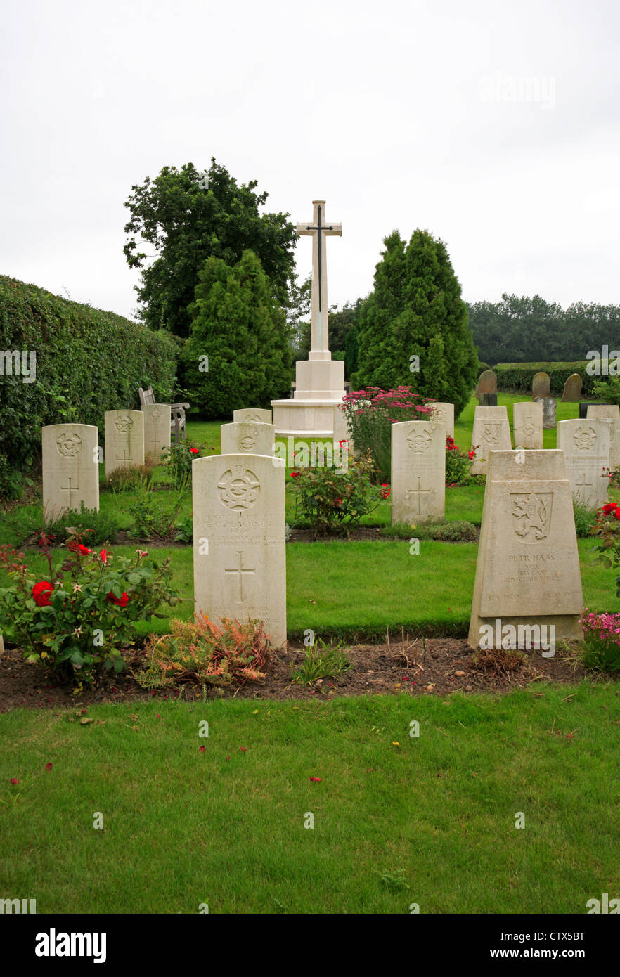 Eine Ansicht des Krieges Gräber Plot und Gedenkkreuz für Service-Personal am Scottow Friedhof, Norfolk, England, Vereinigtes Königreich. Stockfoto