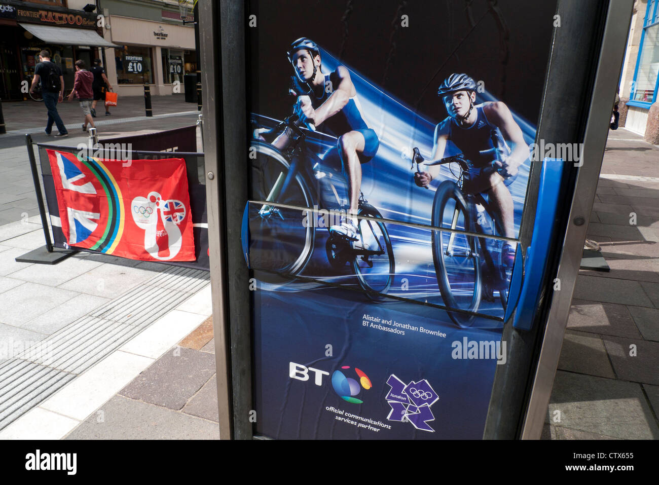 2012 London Olympics Brownlee-Brüdern Radfahren Sponsoring von BT British Telecom auf Telefon-Boxen in Cardiff UK KATHY DEWITT Stockfoto
