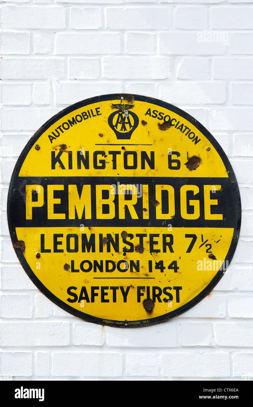 Antike AA Straßenschild auf eine weiße Wand. Pembridge. Herefordshire. England Stockfoto