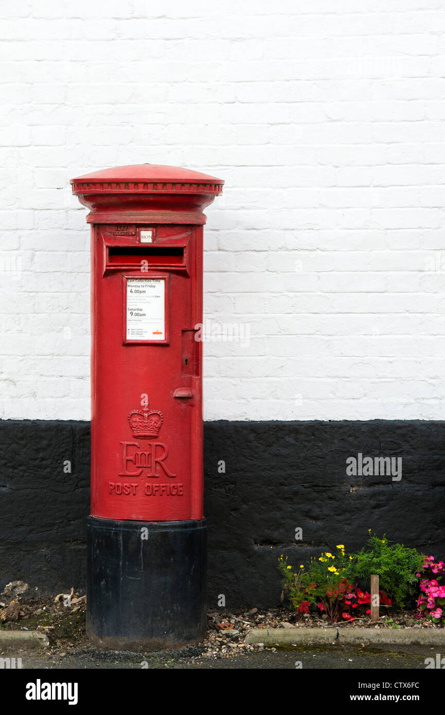 Red Royal Mail Post Box außerhalb ein schwarz-weißes Gebäude. Pembridge, Herefordshire, England Stockfoto