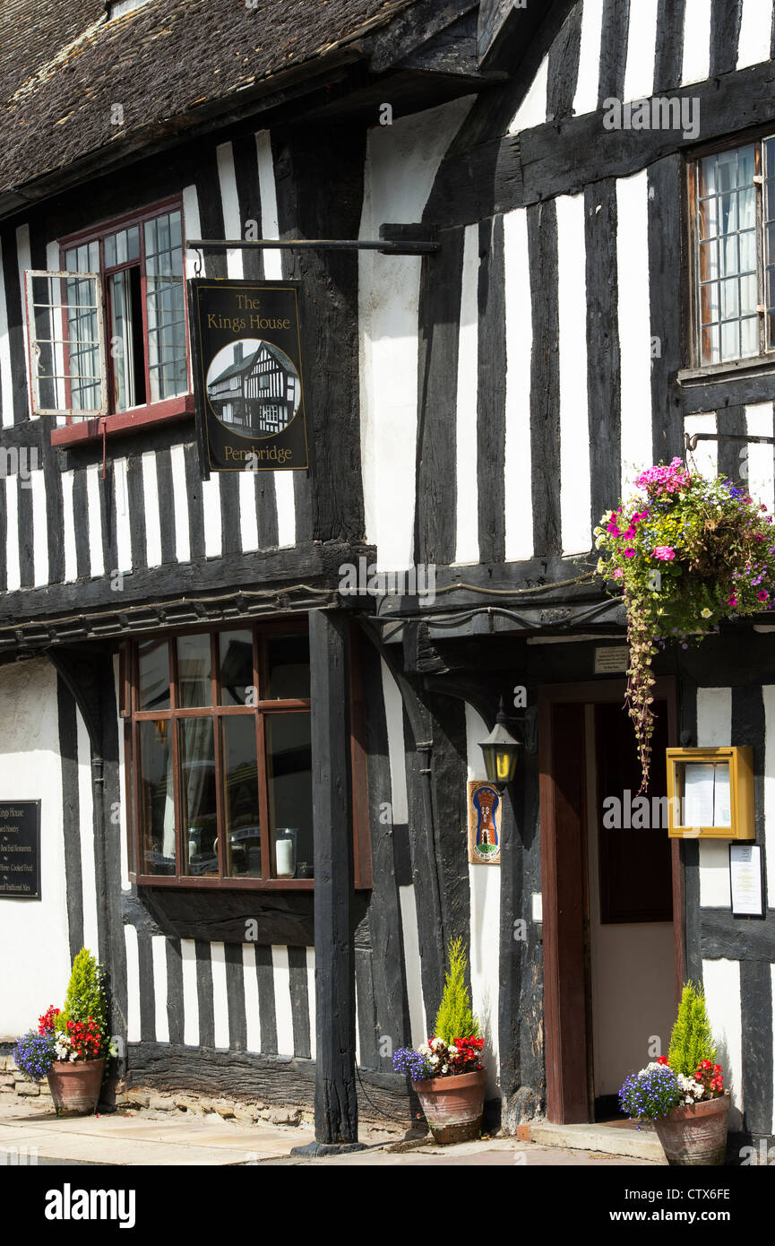 Das Kings House Public House. Schwarze und Weiße Englisch Holz gerahmt Gebäude. Pembridge. Herefordshire. England Stockfoto