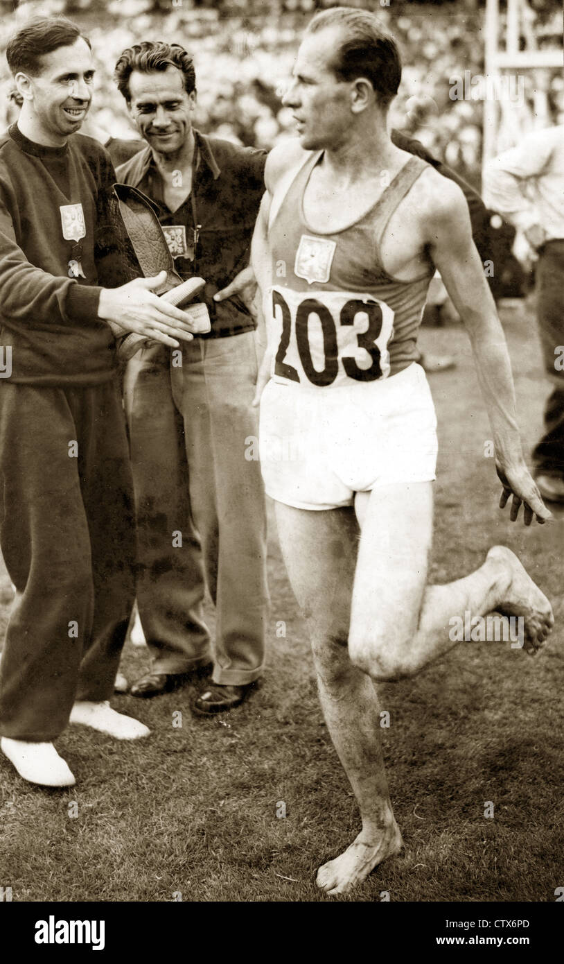 Zatopek der Tschechoslowakei gratulierte von seinen Landsleuten zu gewinnen 10.000 m: Olympics in Wembley, London, August 1948 Stockfoto