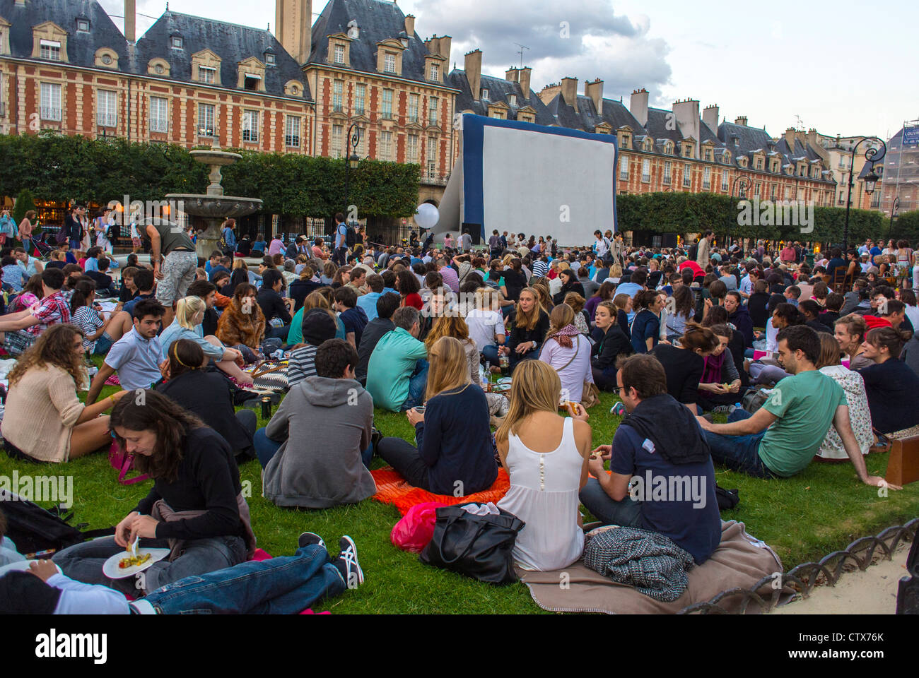 Paris, Frankreich, Open Air, Kino, Forum des Images, auf dem Platz, Place des Vosges, im Marais, eine große Menschenmenge im Park, von hinten, Leinwand, Kino draußen, Outdoor-Filme Stockfoto