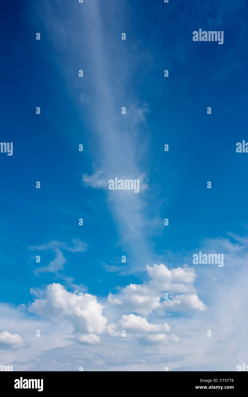 Weiße flauschige Wolken vor einem blauen Taghimmel Stockfoto