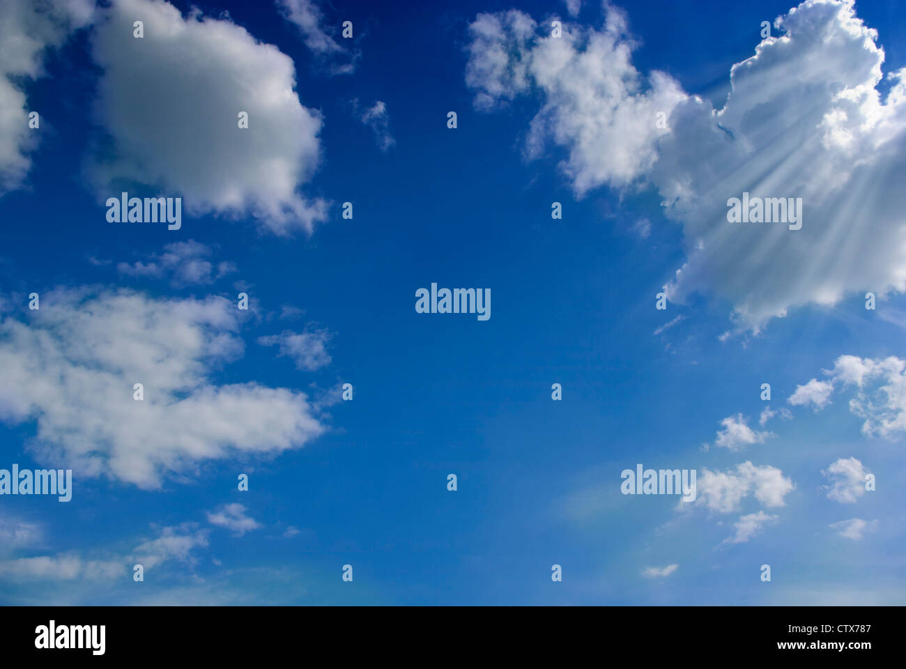 Blauer Himmel mit weißen flauschigen Wolken Stockfoto