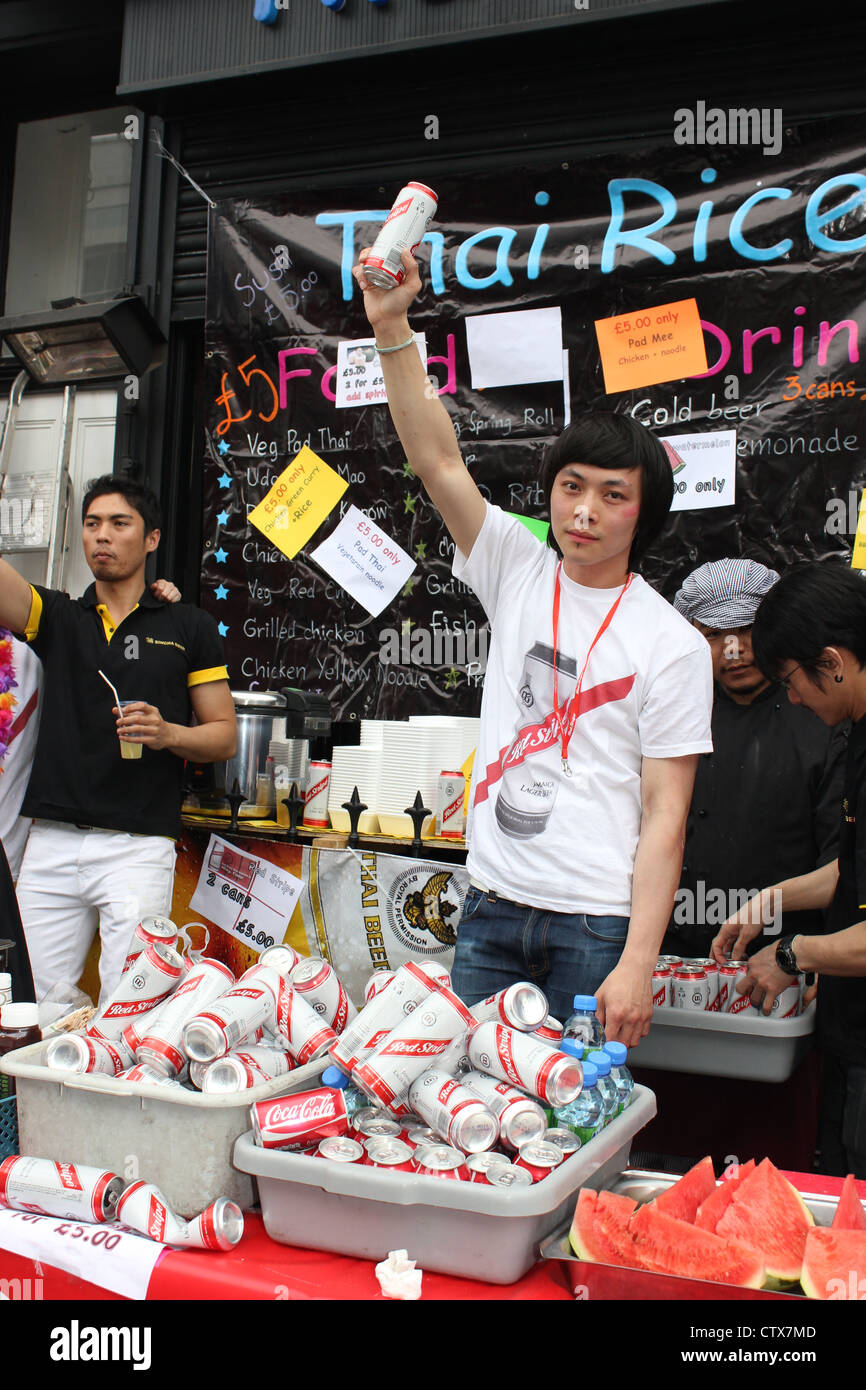 Straße Verkäufer verkaufen Bier auf Stall in Notting Hill Carnival Stockfoto