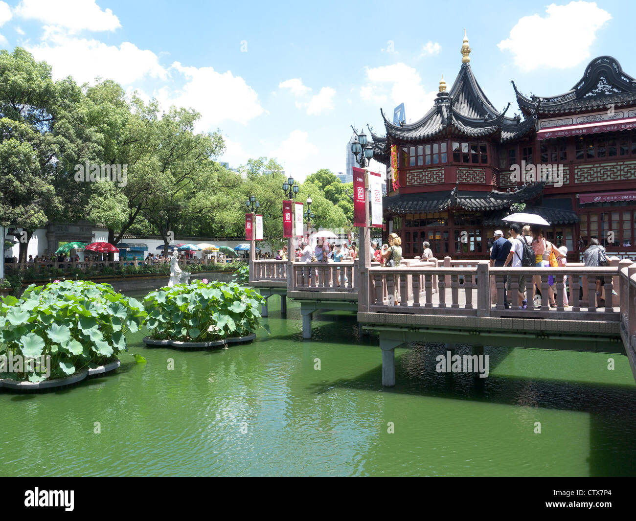 Ansicht der traditionellen aussehende chinesische Gebäude in der Yuyuan-Markt in der Nähe der Yu-Garten in Shanghai China Stockfoto