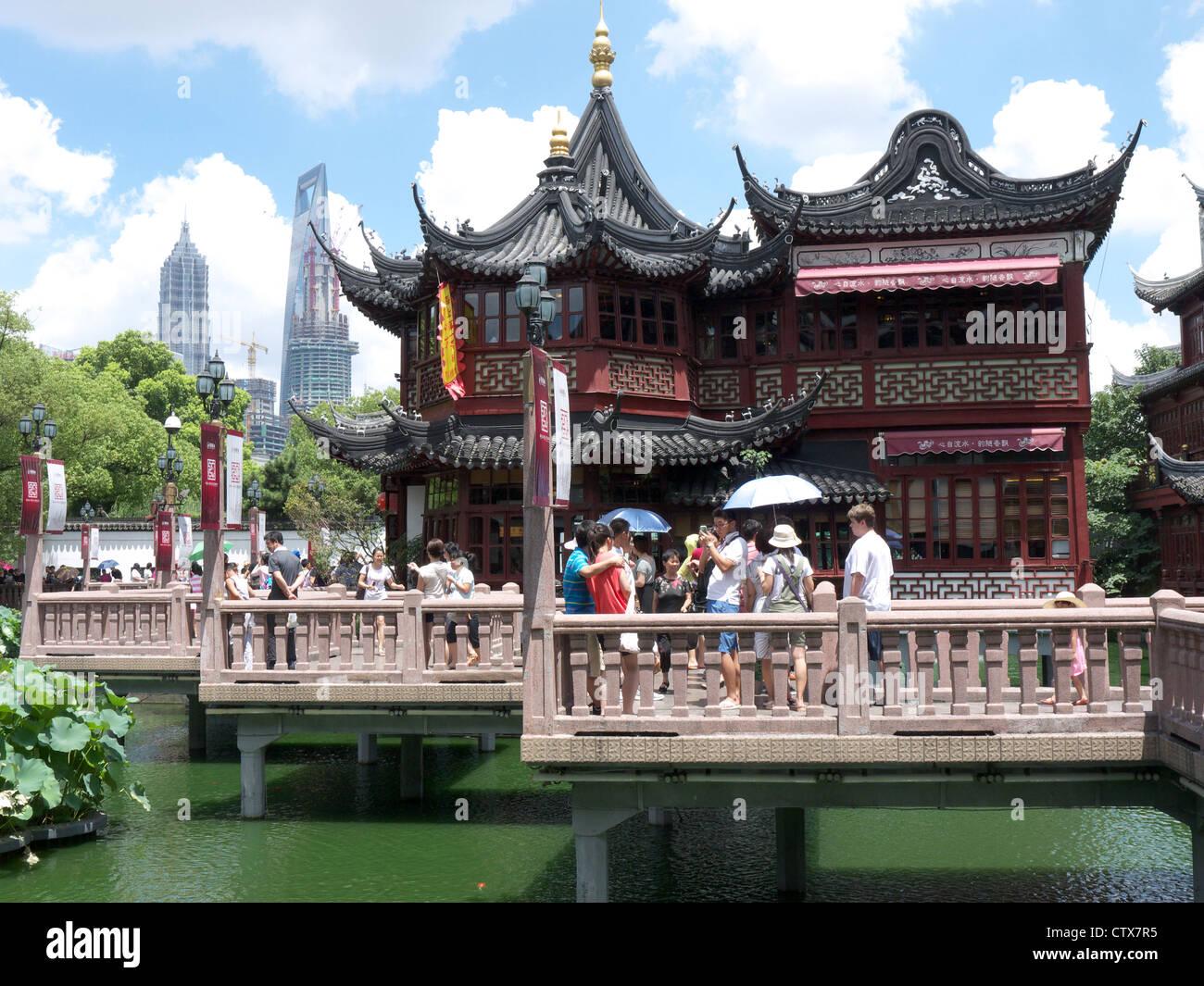 Ansicht der traditionellen aussehende chinesische Gebäude in der Yuyuan-Markt in der Nähe der Yu-Garten in Shanghai China Stockfoto