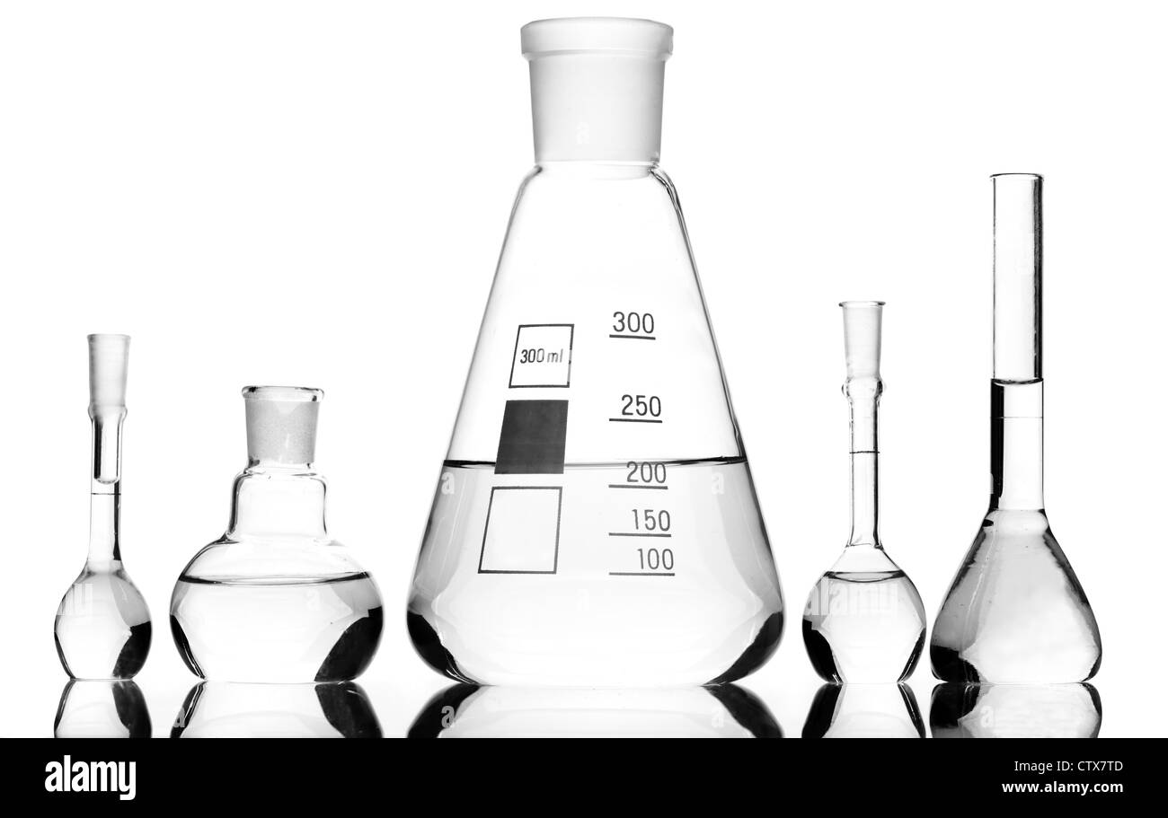 Chemische Glasapparaturen mit Flüssigkeit. Isoliert auf weiss Stockfoto
