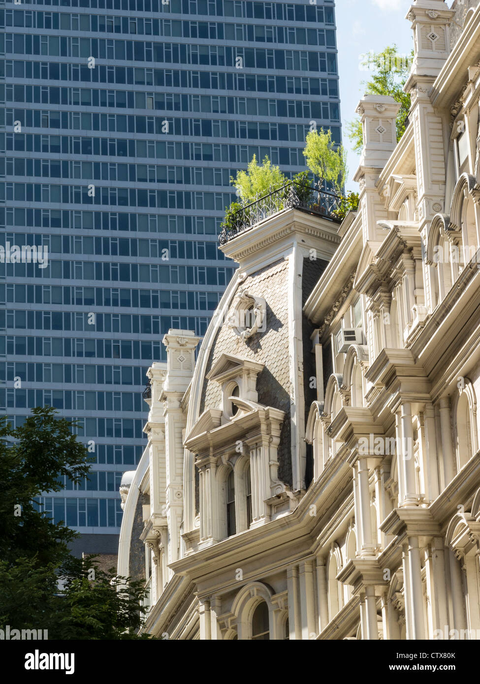 Kontrastreiche Architektur des Gebäudes, NYC Stockfoto