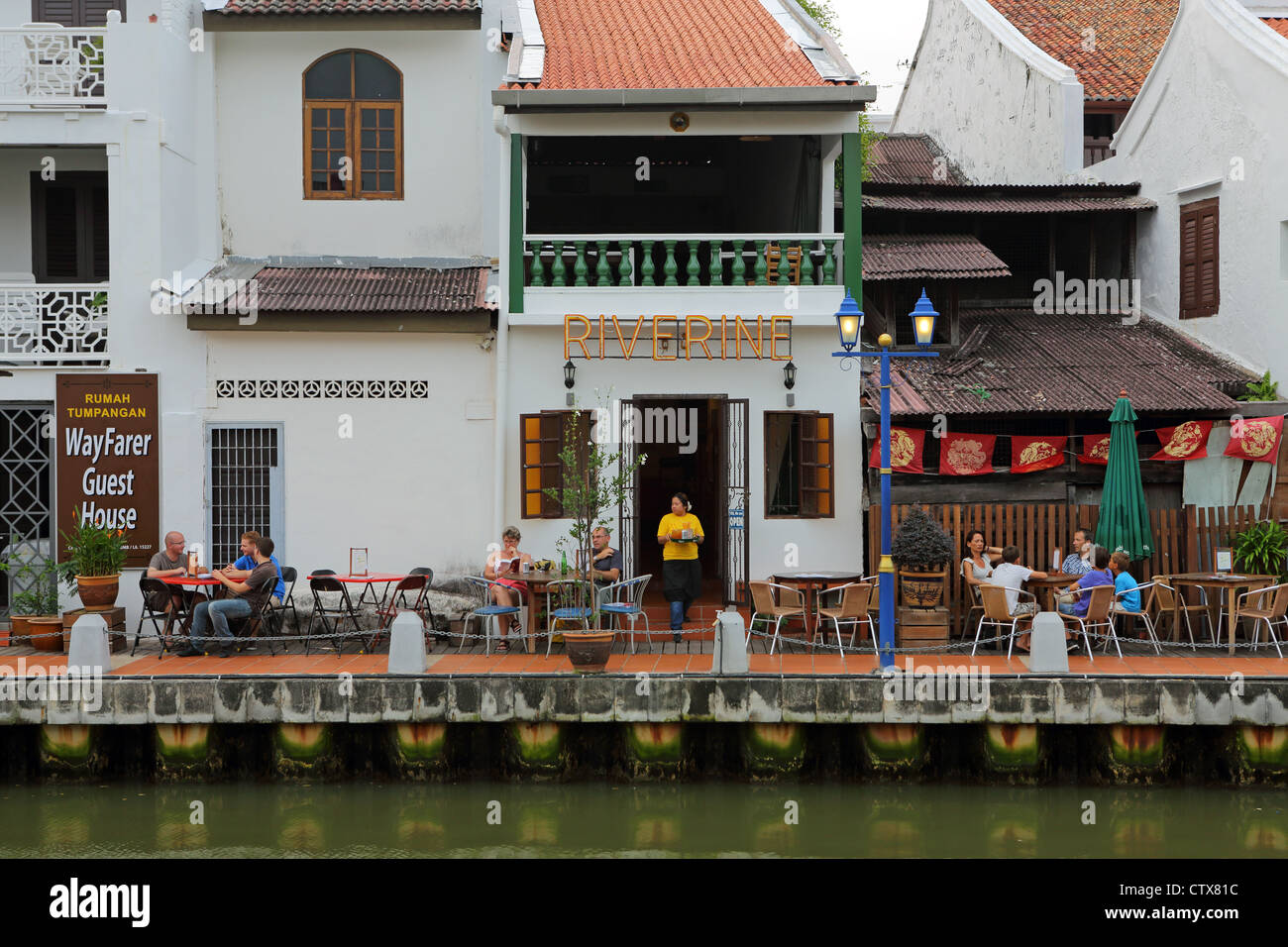 Menschen Essen in einem Restaurant am Fluss Melaka in Melaka Stockfoto