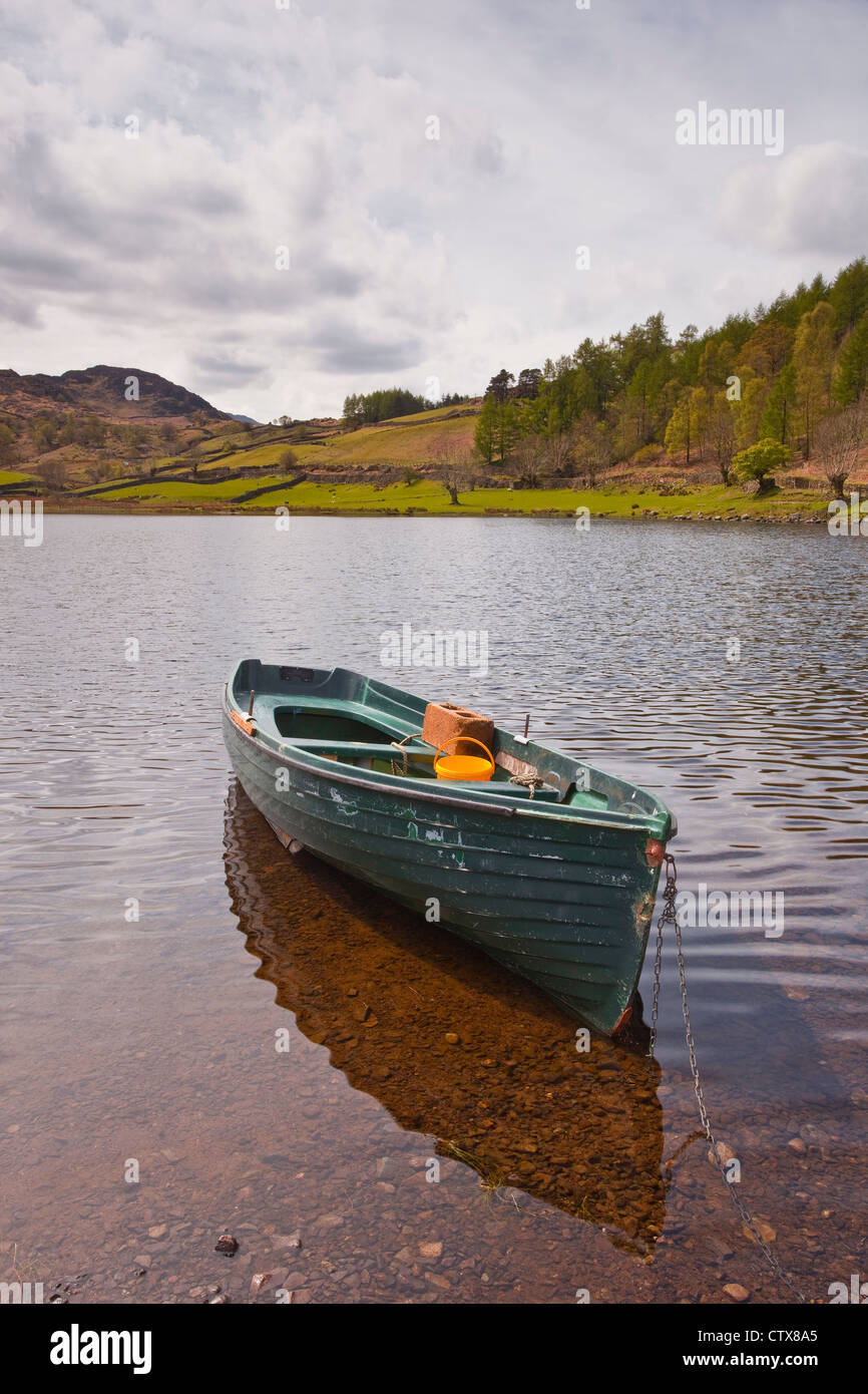 Ein kleines Boot auf Watendlath Tarn in den Lake District National Park. Stockfoto