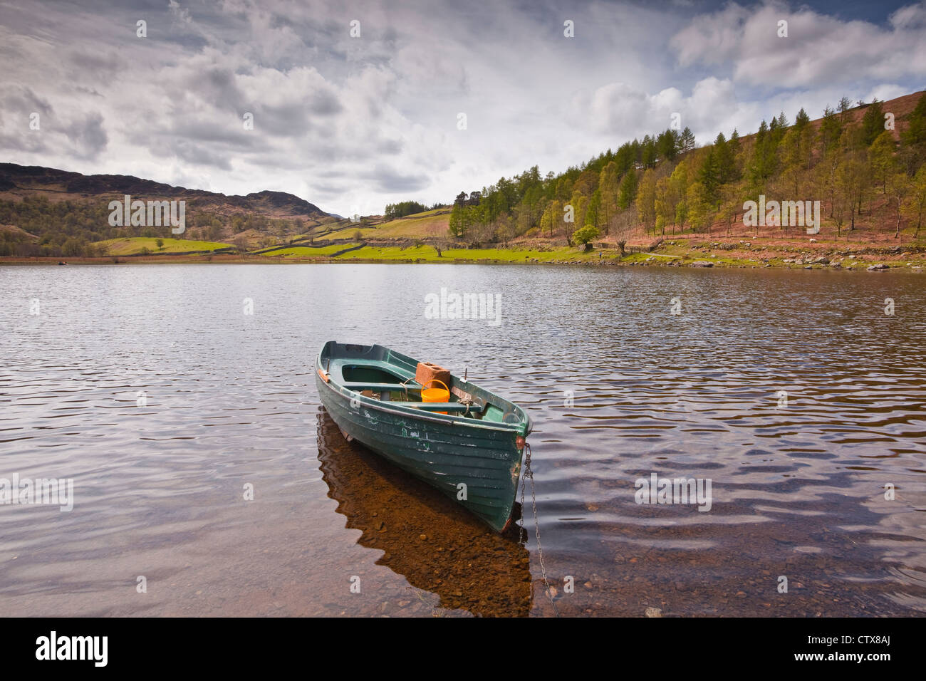 Ein kleines Boot auf Watendlath Tarn in den Lake District National Park. Stockfoto