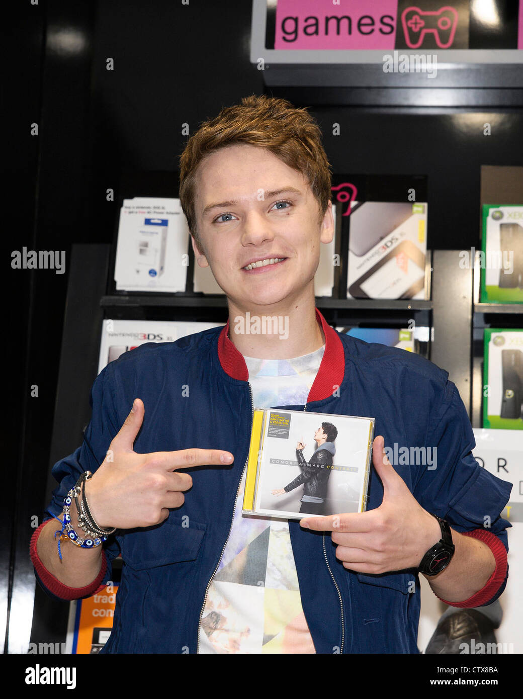 Conor Maynard trifft Fans und unterschreibt Exemplare seines neuen