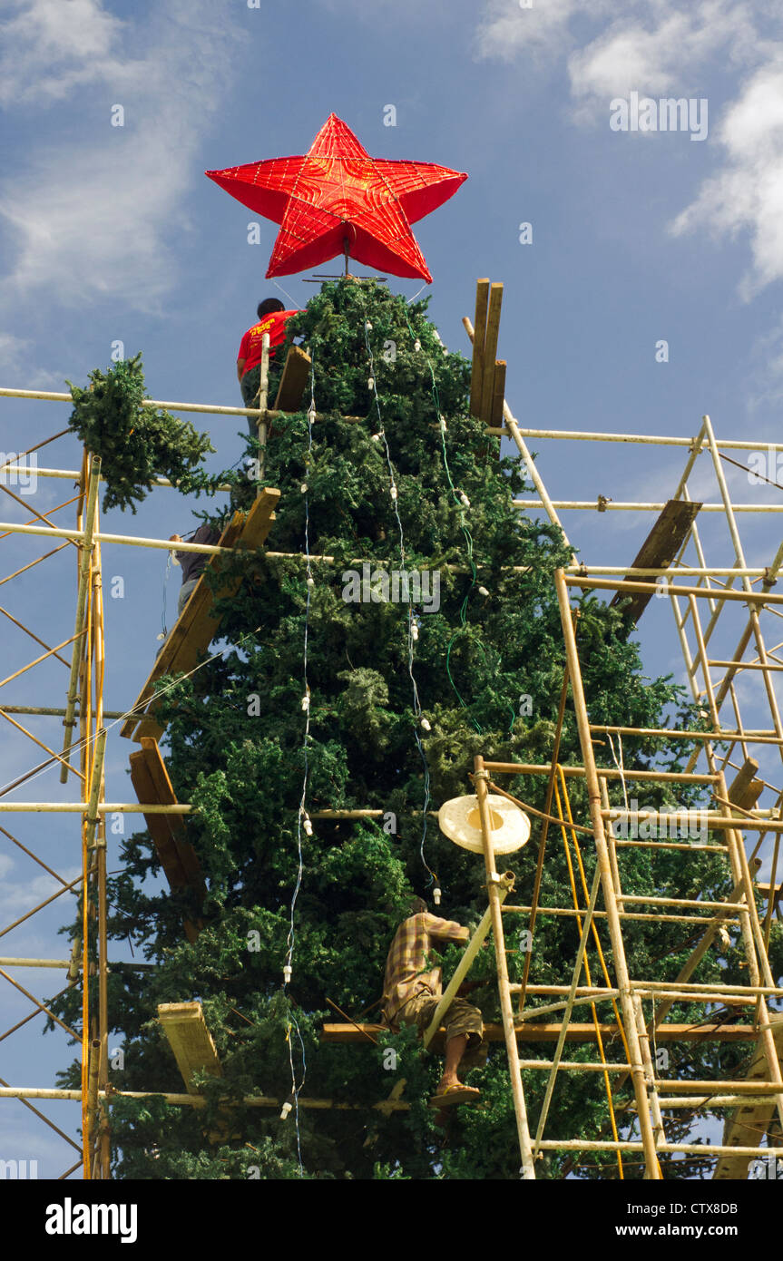 Weihnachtsbaum ist am Rathaus von Laoag, Philippinen einrichten. Stockfoto