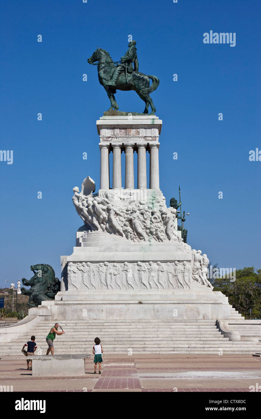 Kubanische Familie spielen Baseball rund um die Statue des General Maximo Gomez, Havanna, Kuba Stockfoto