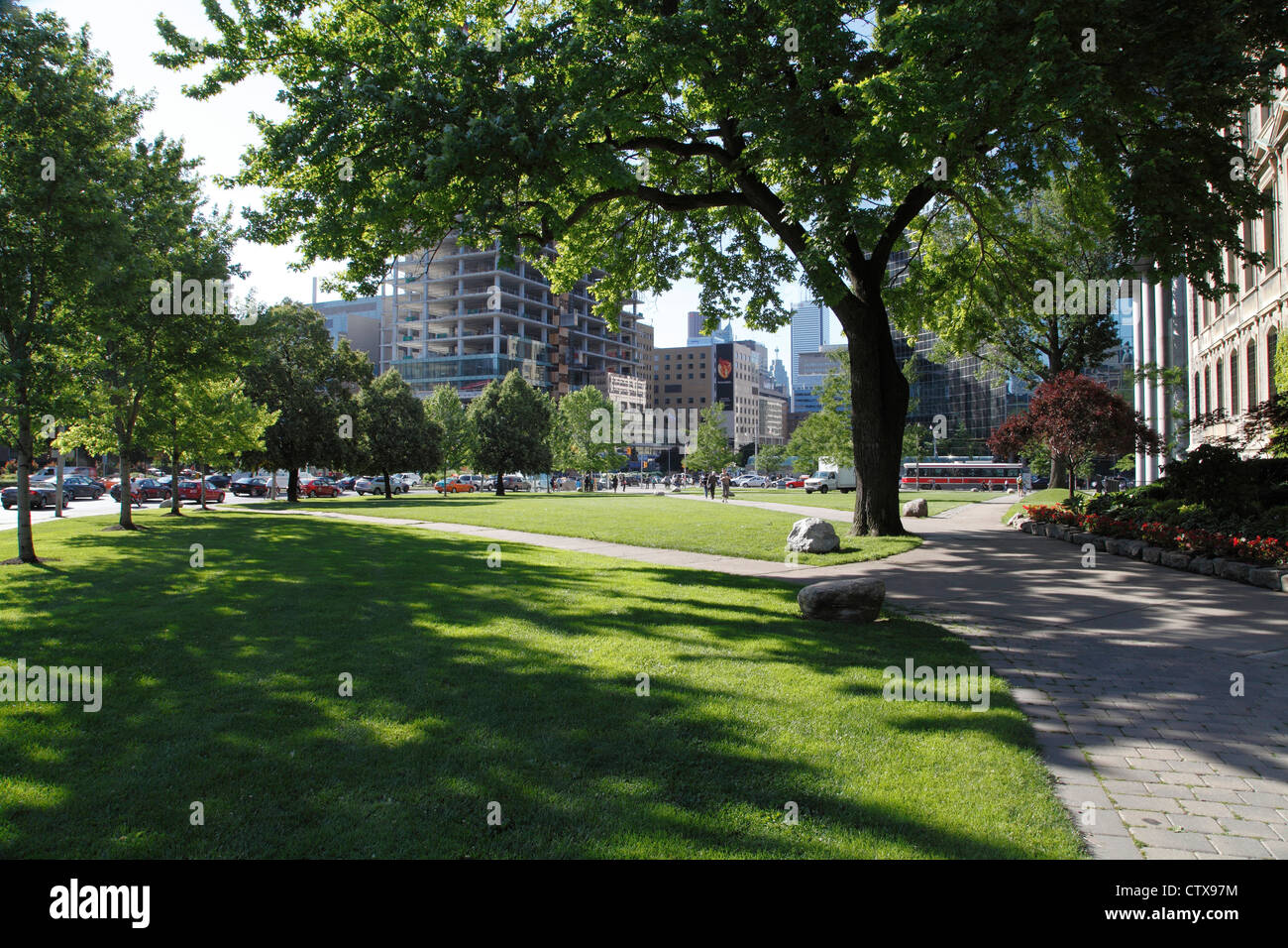 Der Campus der University Of Toronto vor dem Edward Johnson Gebäude auf Queens Park, Toronto, Ontario, Kanada Stockfoto