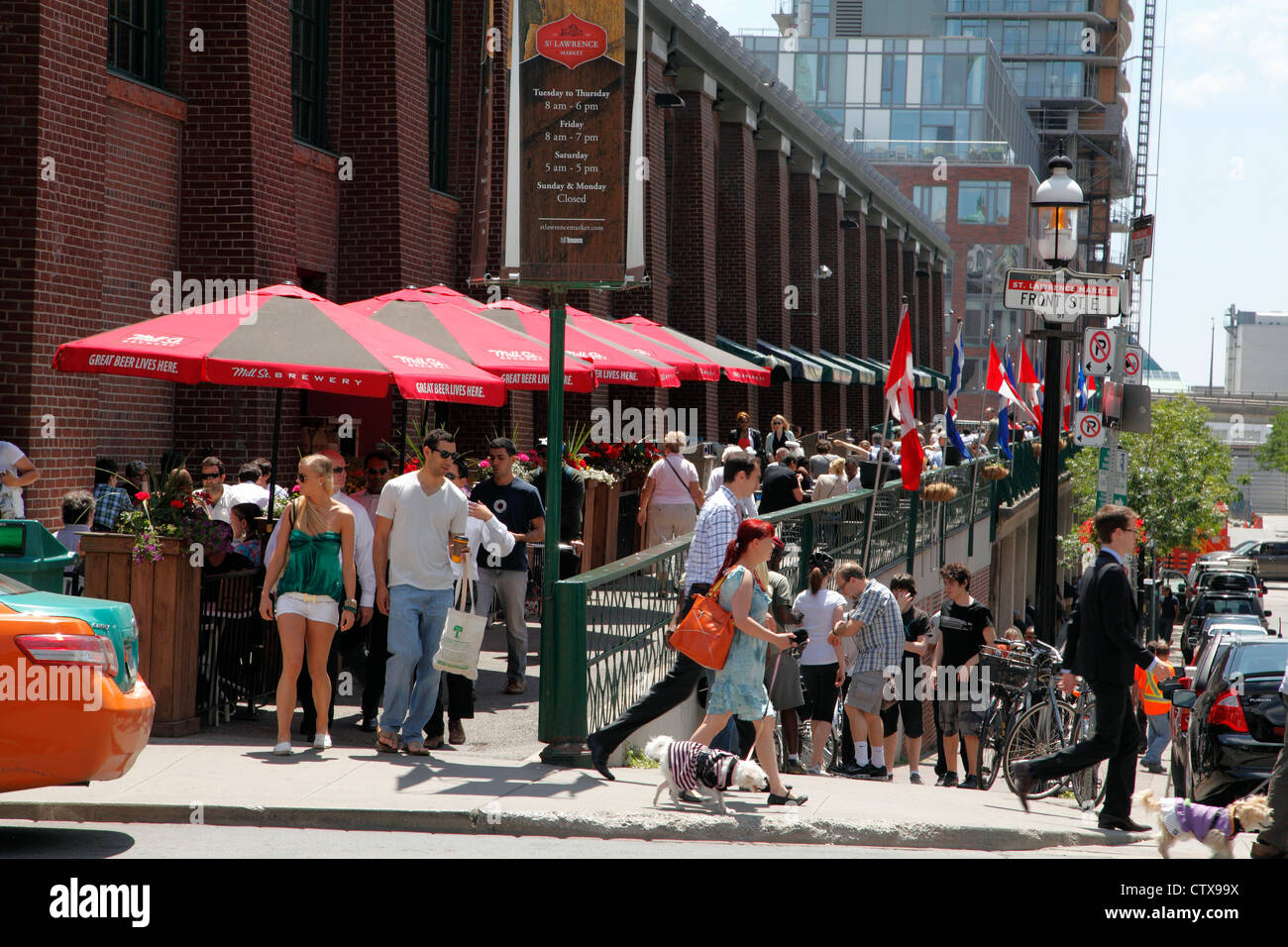 Lunch Time Diners On The Outdoor Patio At The St Lawrence Food Market In Toronto, Ontario, Kanada, 26. Juni 2012 Stockfoto