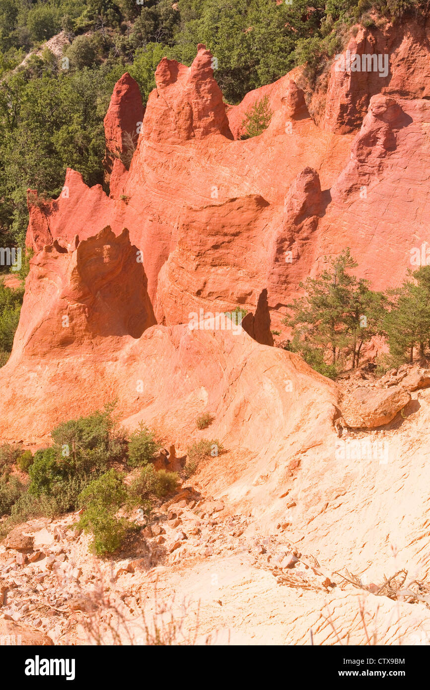 Colorado Provencal ockerfarbenen Felsen in der Provence. Stockfoto
