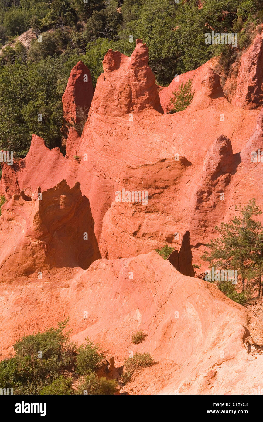 Colorado Provencal ockerfarbenen Felsen in der Provence. Stockfoto