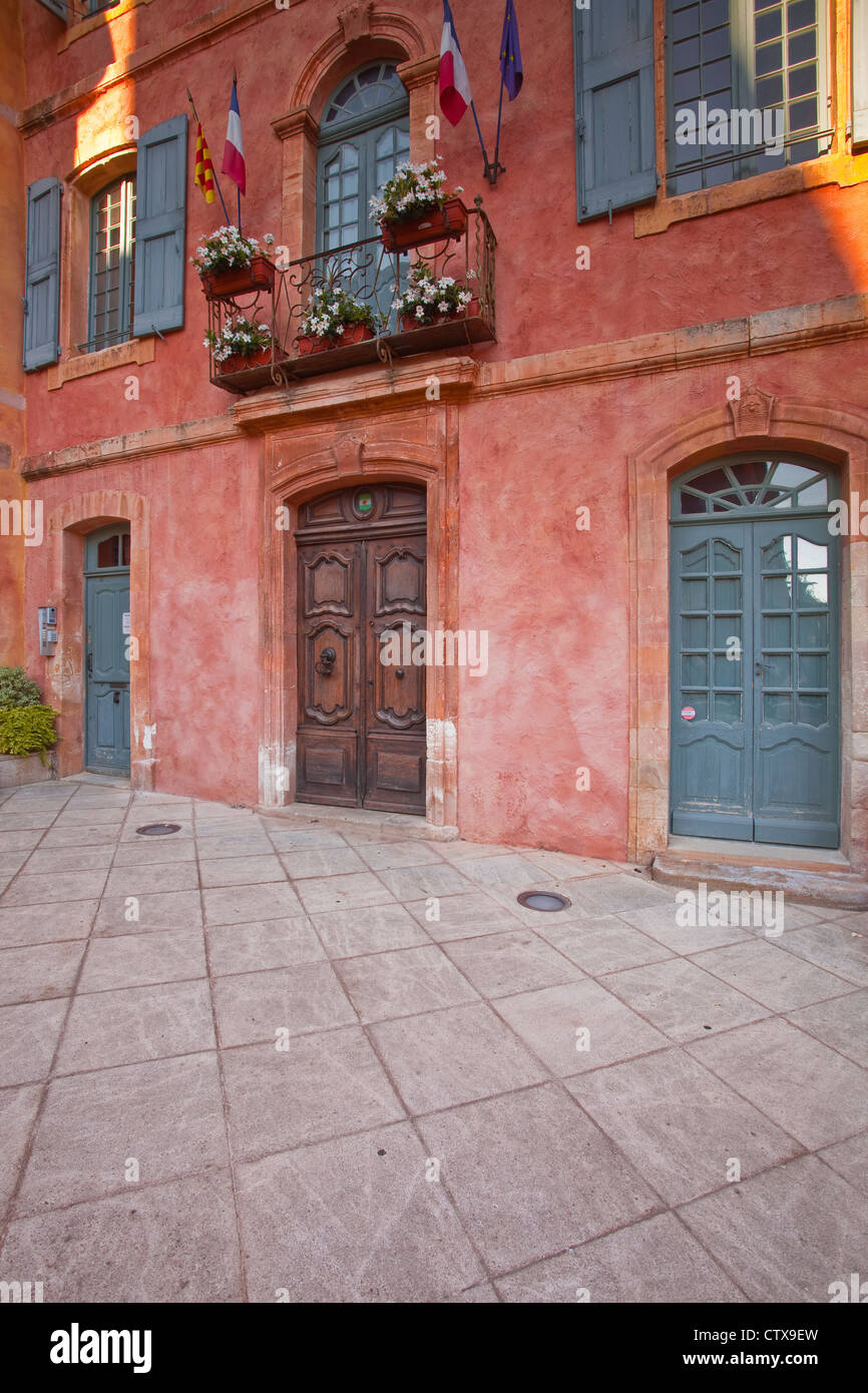 Das Rathaus oder die Mairie des Roussillon in der Provence. Stockfoto