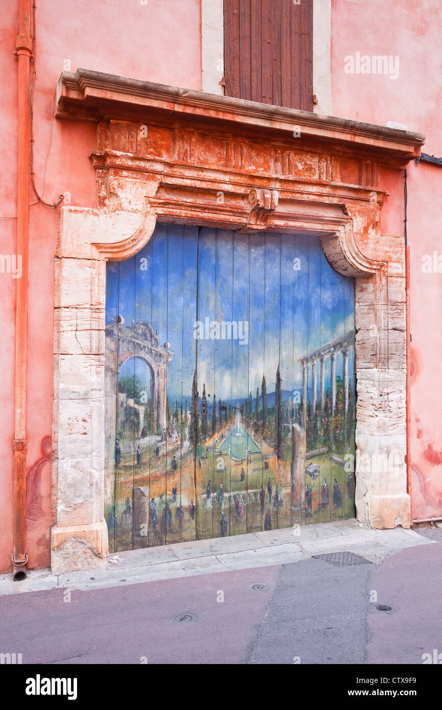Eine lackierte Tür in Roussillon, Provence. Stockfoto