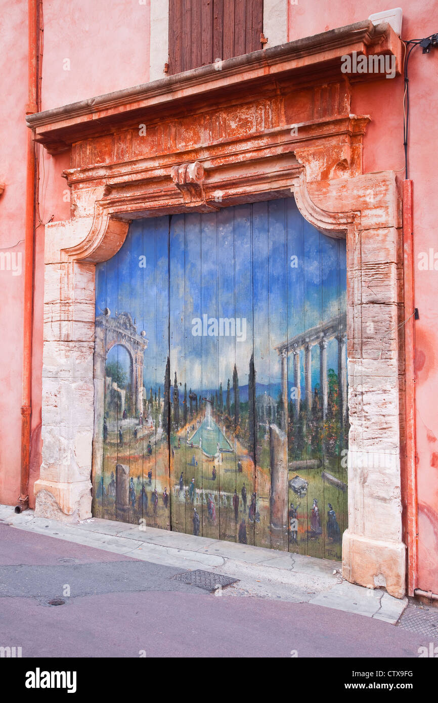 Eine lackierte Tür in Roussillon, Provence. Stockfoto