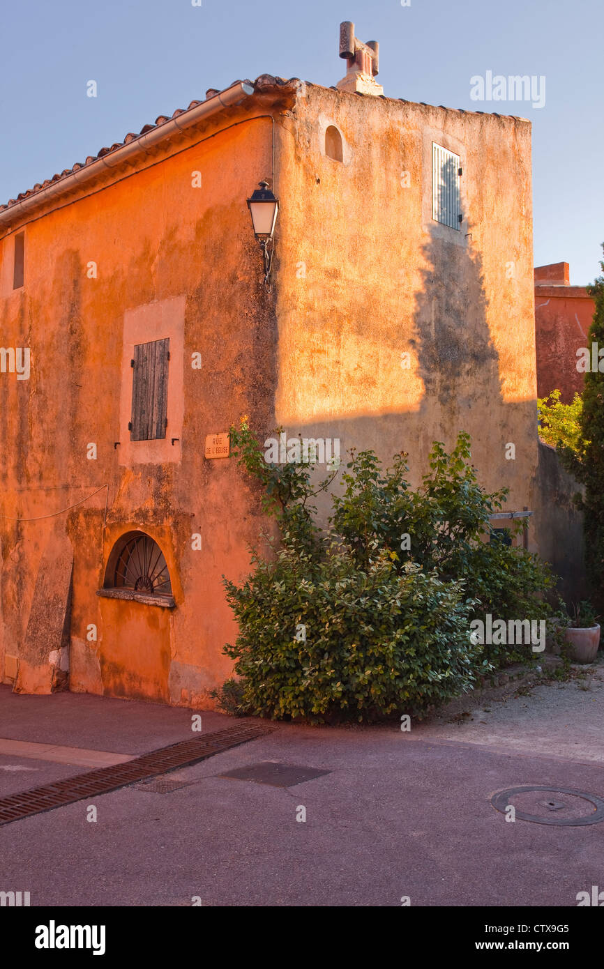 Ein altes Haus im Dorf Roussillon in der Provence. Stockfoto