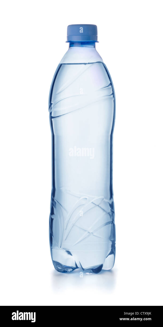 Kunststoff-Flasche Trinkwasser isoliert auf weiss Stockfoto