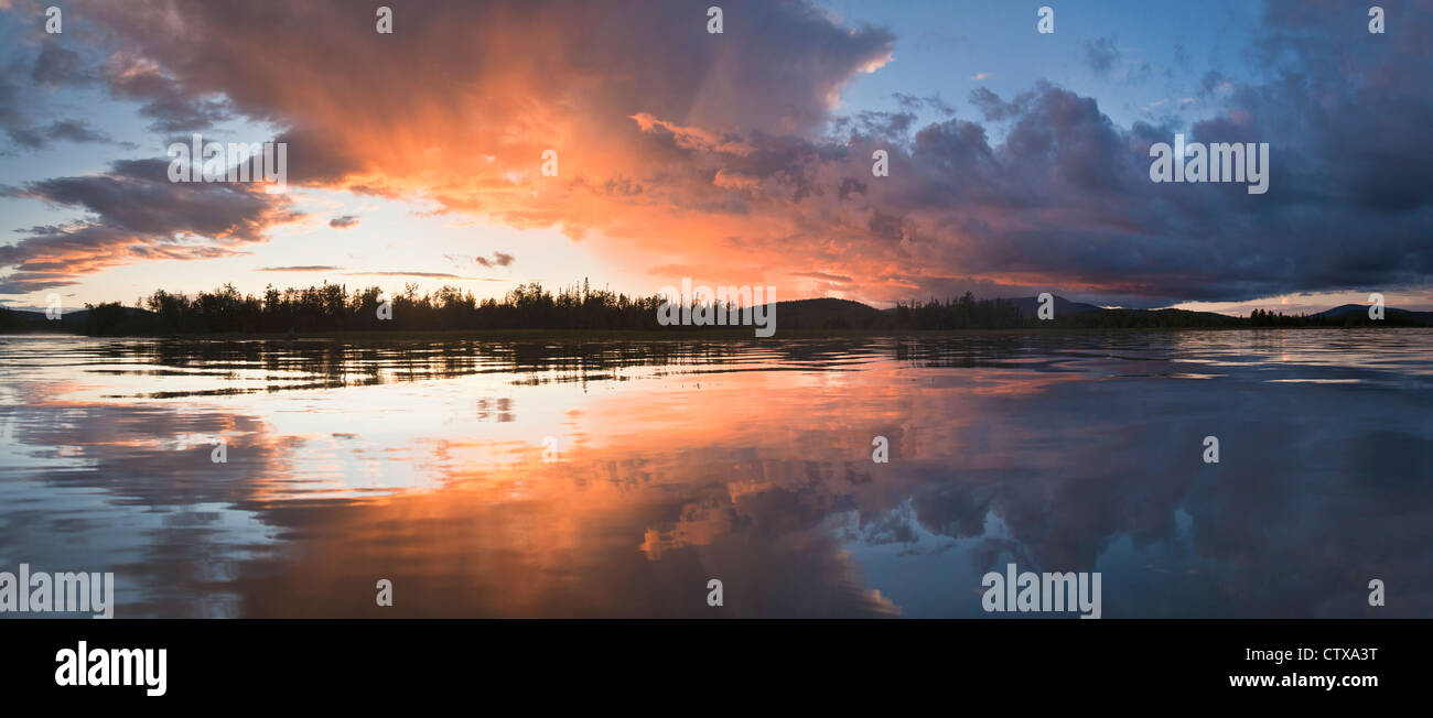 Sonnenuntergang an der Mündung des Androscoggin River und Magalloway River am Umbagog See, New Hampshire, USA Stockfoto