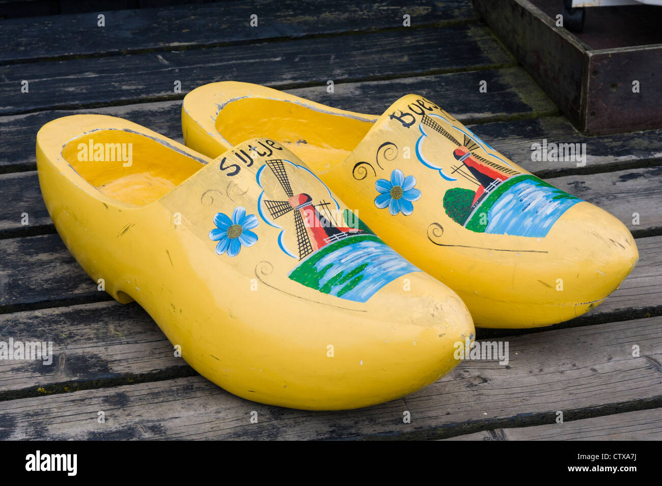 Holländische hölzerne Schuhsouveniers in Marken, einem Fischerei- und Tourismusdorf in Nordholland, Niederlande. Stockfoto
