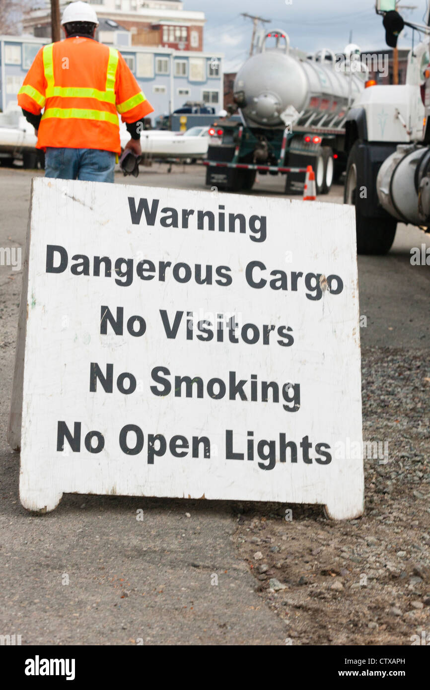 Gefährliche Fracht Warnzeichen bei gefährlichen Abfällen Bereinigung Website Stockfoto