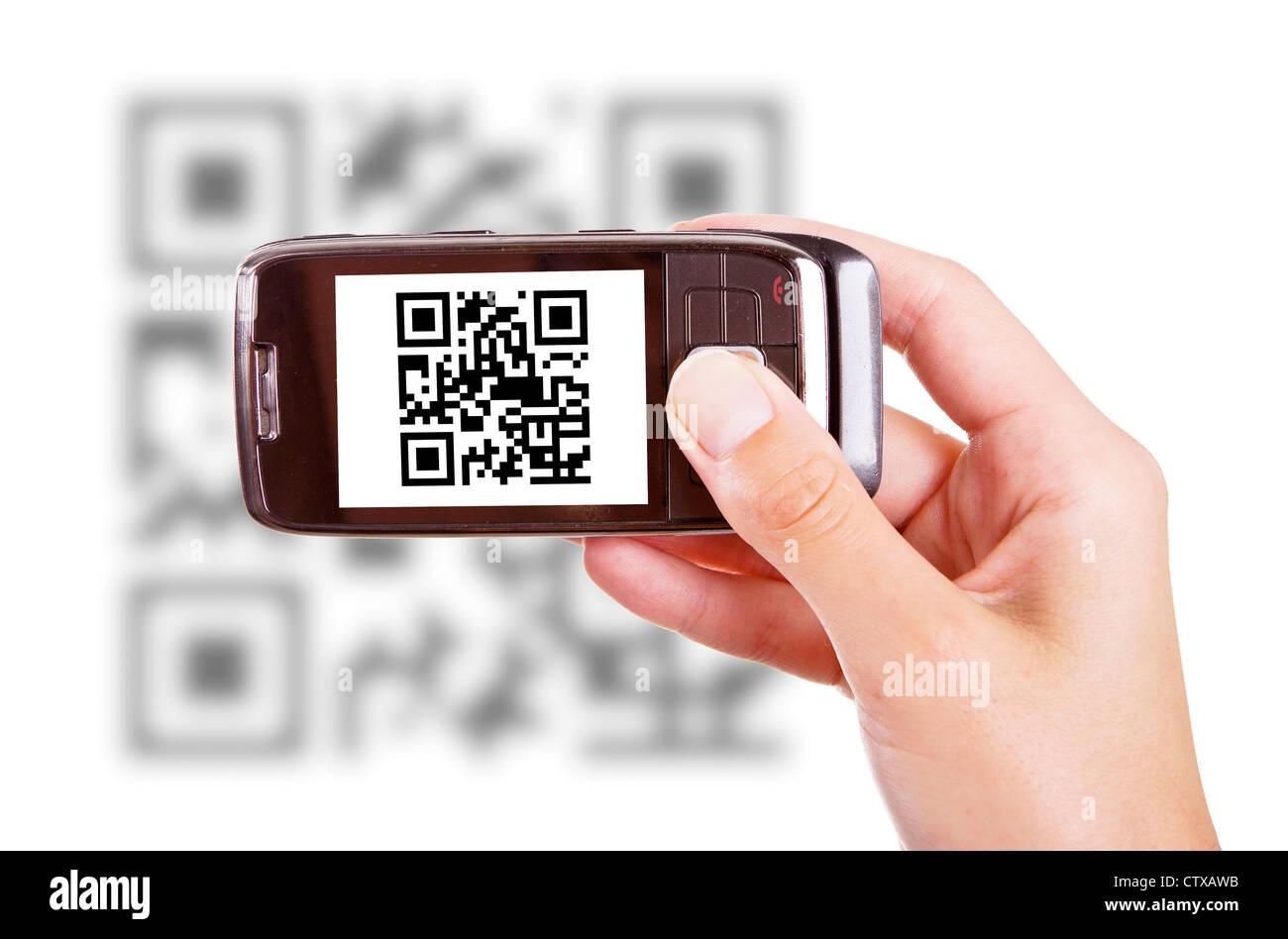 Menschliche Hände halten smart Phone und QR-Code Scannen Stockfoto
