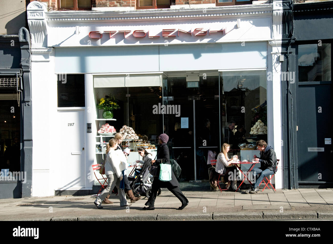 Ottolenghi Upper Street mit Menschen vorbei und Essen im Freien, Islington London England UK Stockfoto