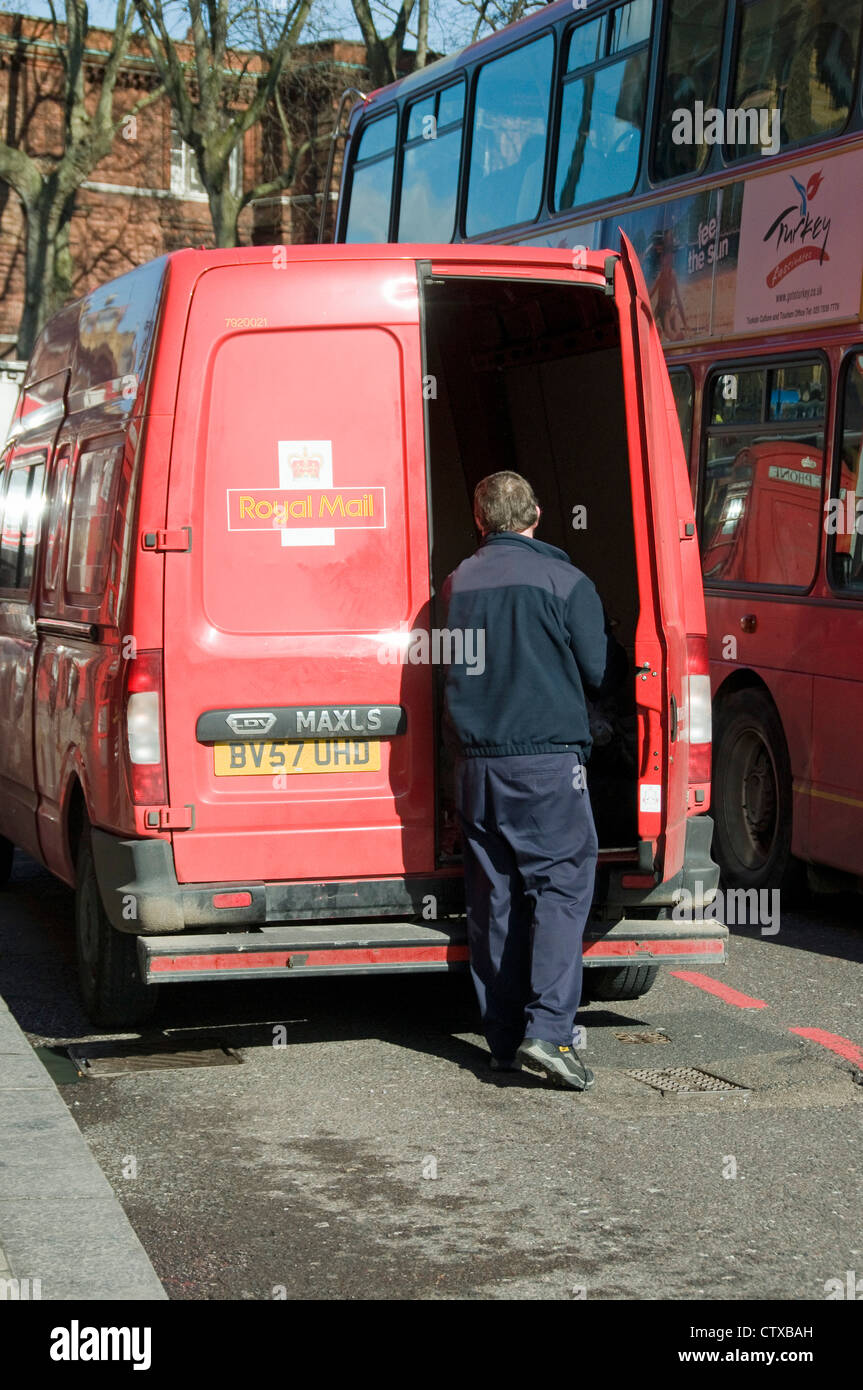 Royal Mail-van von hinten mit offenen Türen und Fahrer, Upper Street, Islington London England UK Stockfoto
