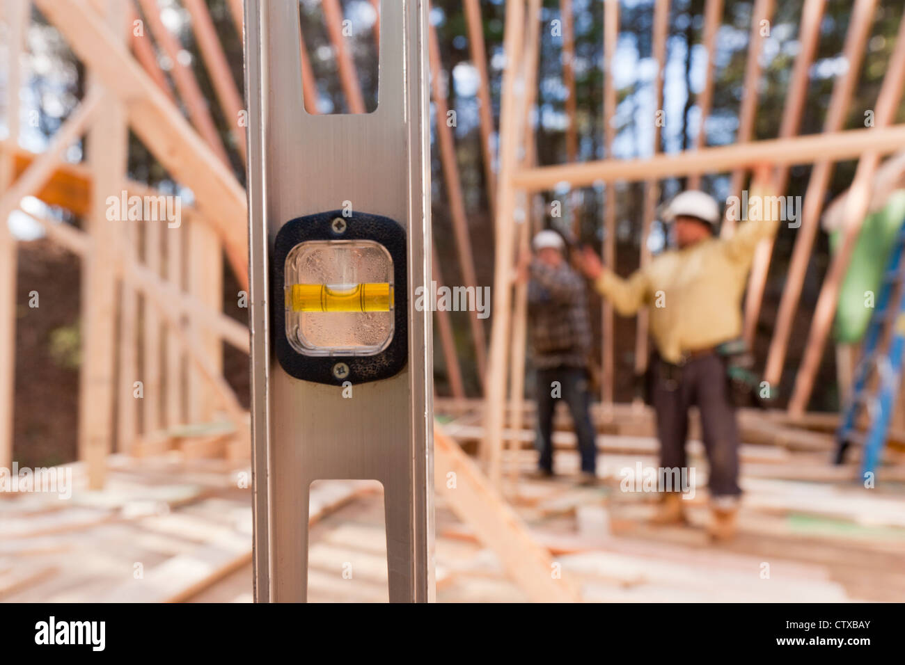 Ebene mit Tischler framing Haus im Hintergrund Stockfoto