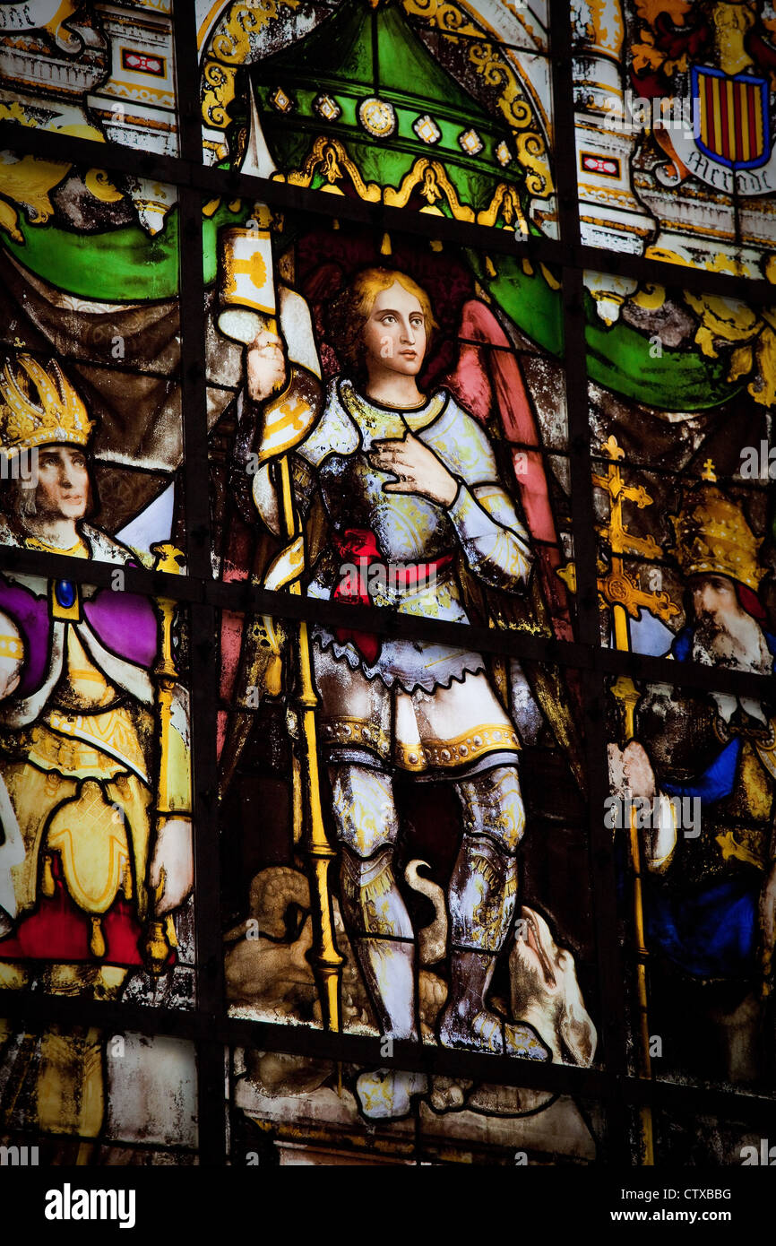 Heiliger Michael, Schutzpatron von Brüssel auf ein Glasfenster in der St. Gudula Kathedrale in Brüssel, Belgien Stockfoto