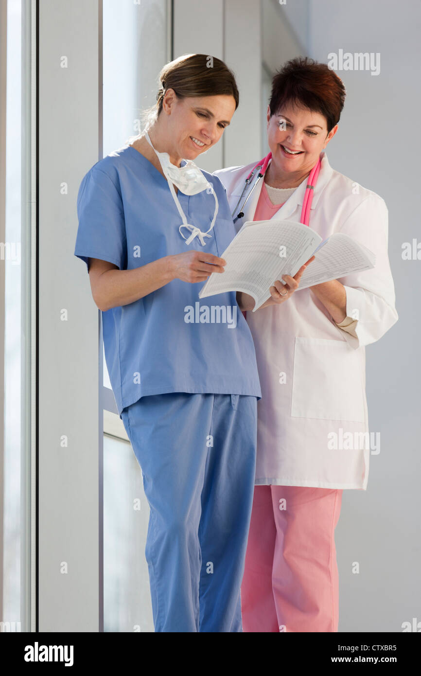 Zwei Krankenschwestern Blick auf Patientenakten Stockfoto