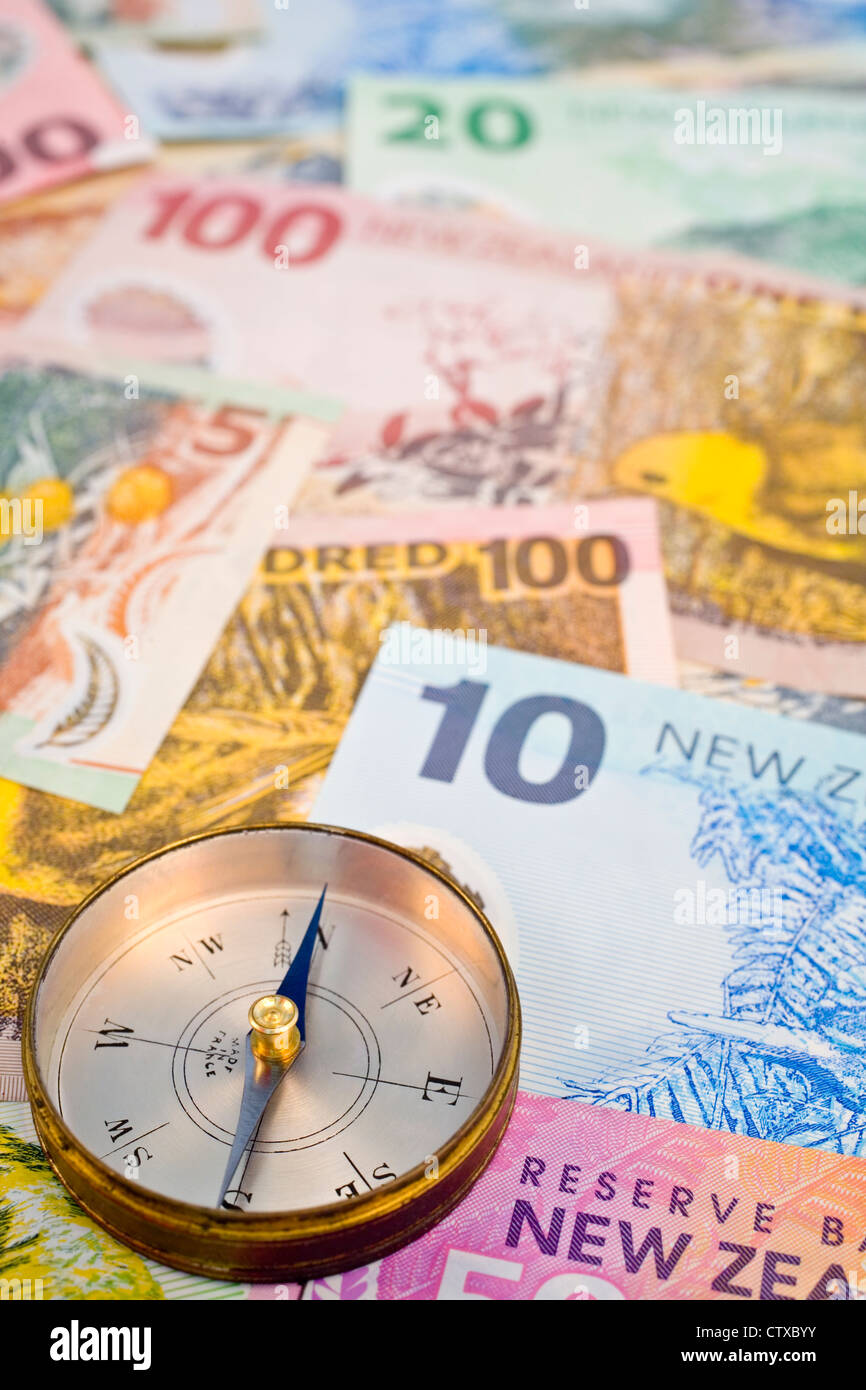 Neuseeland Banknoten Hintergrund und einen Kompass. Stockfoto