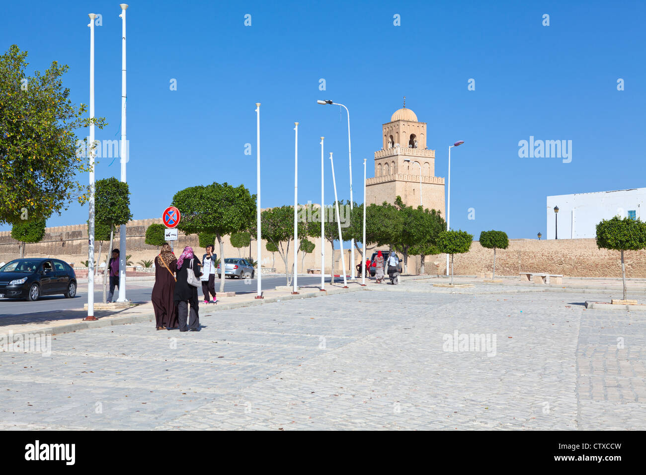 Arabische Menschen gehen, um die große Moschee in Kairouan, Tunesien Stockfoto